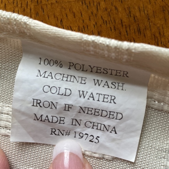 Vintage cloth napkins in cream color. Set of 4. No flaws. Large. - Picture 5 of 5